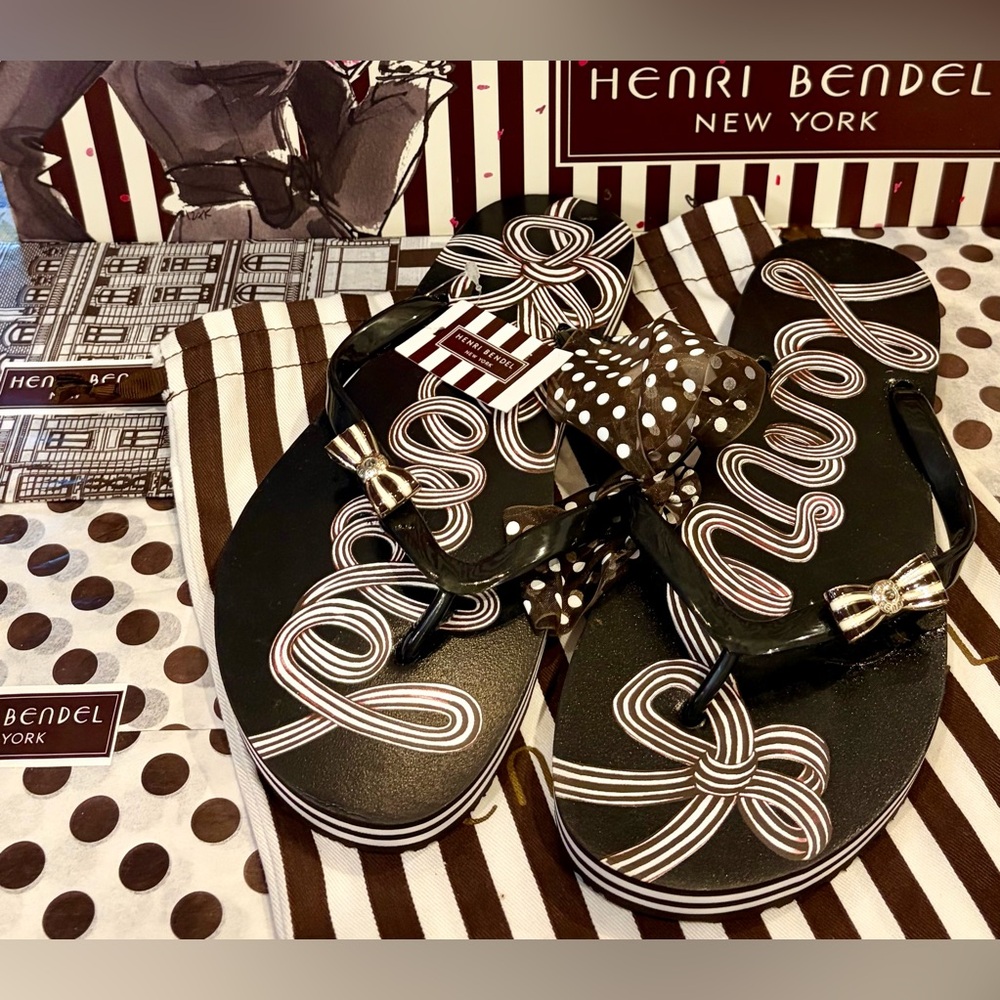 NWT HENRI BENDEL Black and White (with enamel cream/brown bow) Flip Flops Size 8